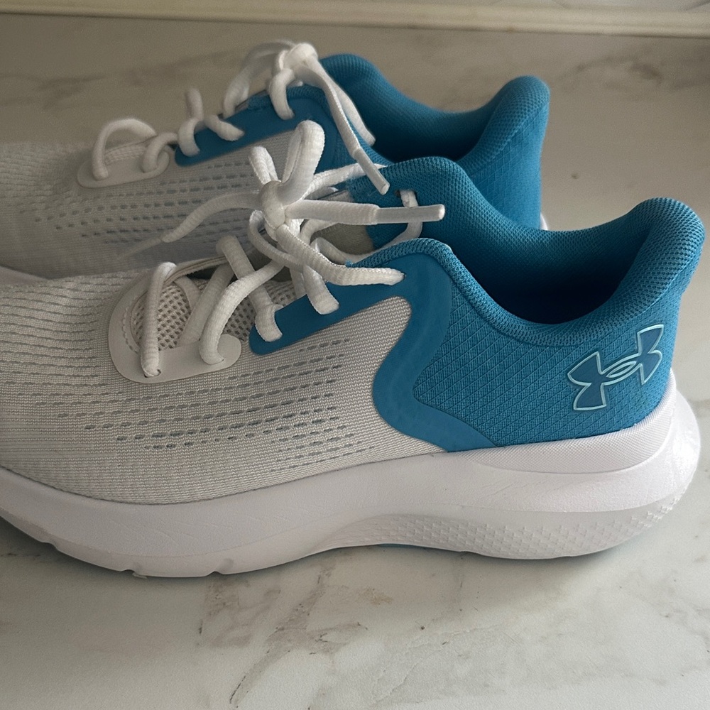 Under Armour Women’s Sneakers in White and Blue size 6.5
